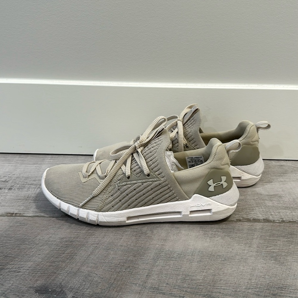 Lightly used Under Armour Unisex-Child Grade School HOVR SLK Evo Sneaker
